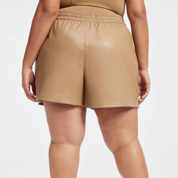 Good American Better Than Leather Shorts - Picture 4 of 11